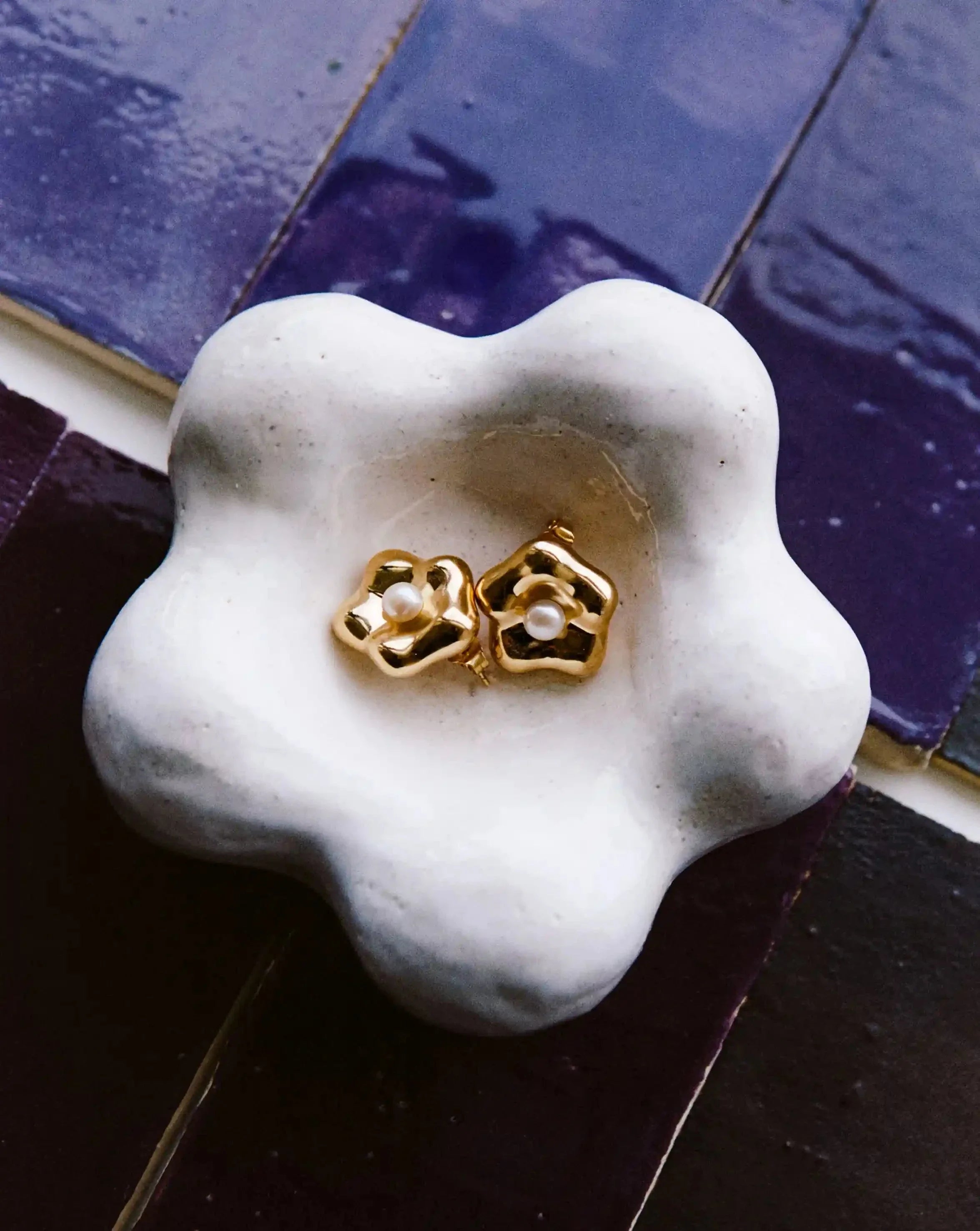 Eny Puffy Daisy Oversized Stud Earrings | 18ct Gold Plated/Pearl